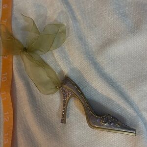 High healed ornament